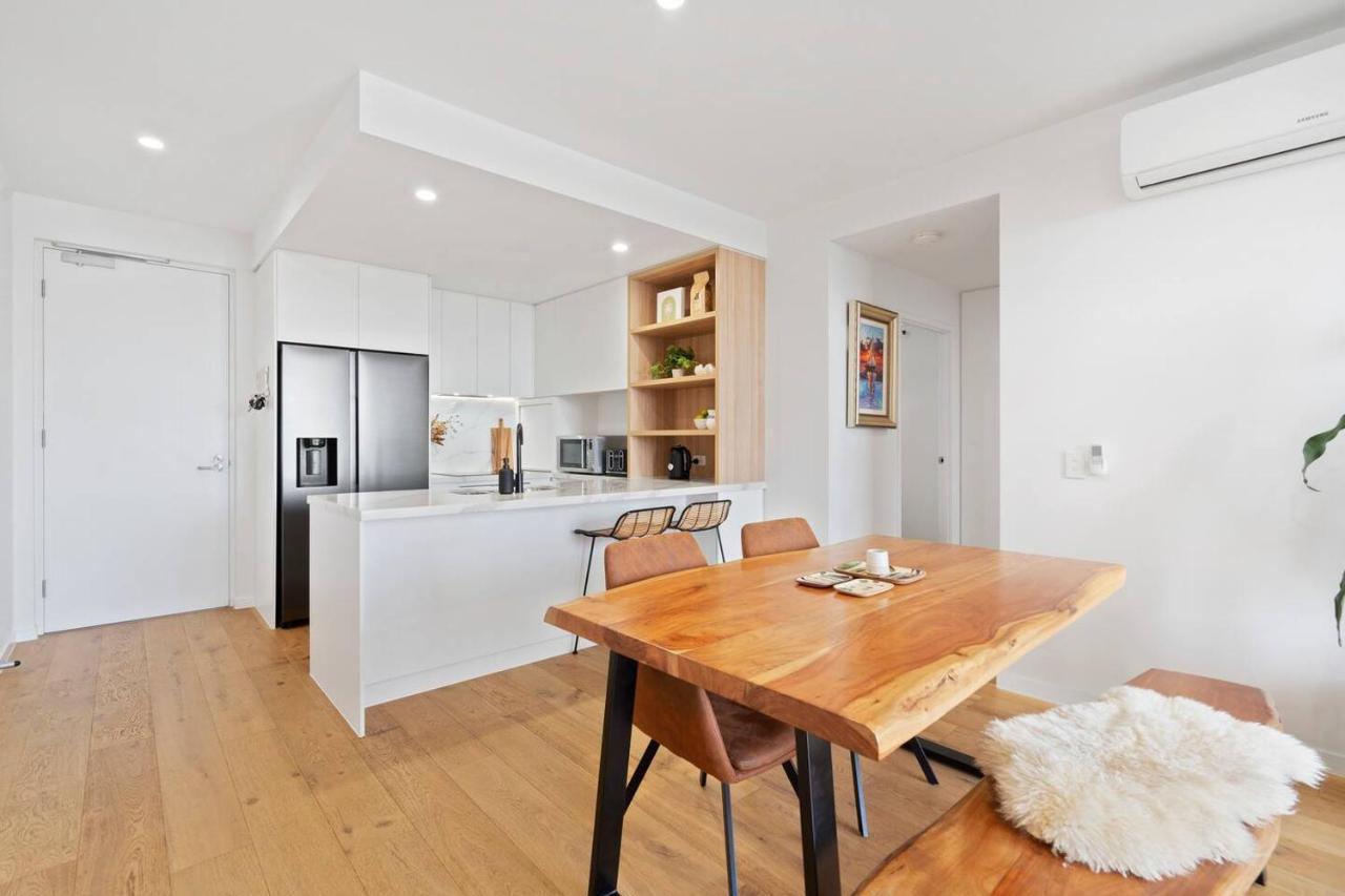 'tropical Tides' Resort-style Chic At Palm Apartment Gold Coast