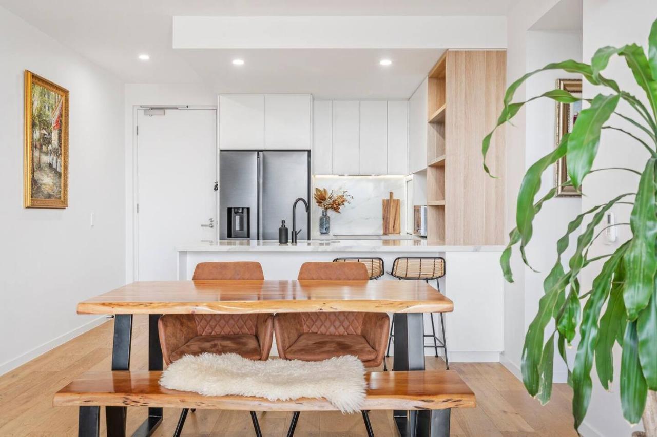'tropical Tides' Resort-style Chic At Palm *